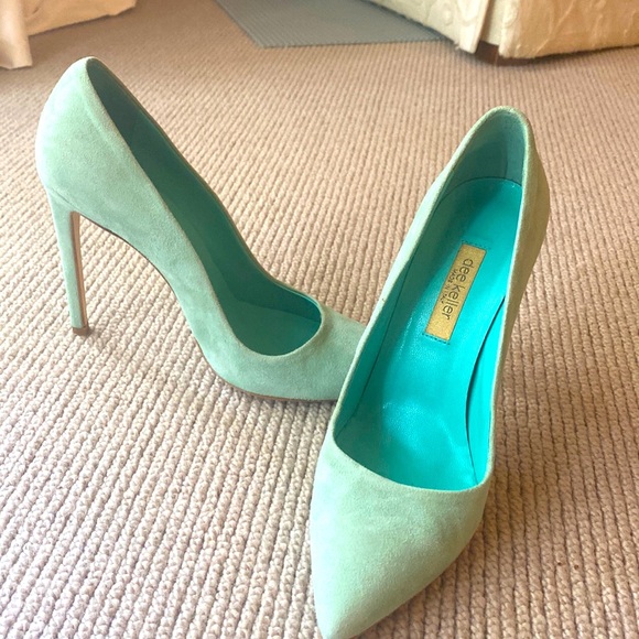 Beautiful mint green suede pumps made in Italy. - Picture 1 of 4